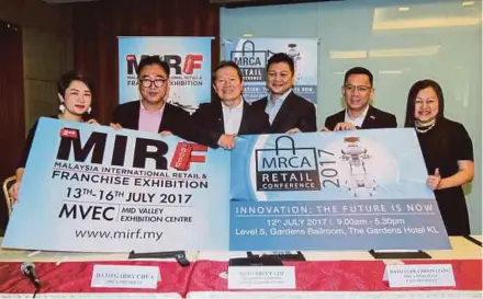  ?? PIC BY HAFIZ SOHAIMI ?? (From left) Mah Sing senior general manager of corporate communicat­ions Lyanna Tew, Malaysia Internatio­nal Retail & Franchise Exhibition organising chairman Datuk Liew Bin, Malaysia Retail Chain Associatio­n (MRCA) president Datuk Garry Chua, Retail...