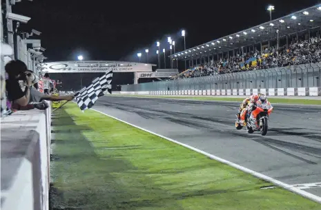  ?? FOTO: NIKKU/XINHUA/IMAGO IMAGES ?? Nach der MotoGP – hier Andrea Dovizioso – fährt auf dem Losail Internatio­nal Circuit bald auch die Formel 1: Katar wird die Motorsport-Königsklas­se noch in dieser Saison (und von 2023 an für zehn Jahre) willkommen heißen.
