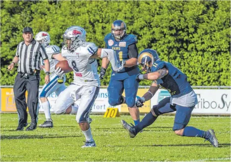  ?? FOTO: FLORIAN WOLF ?? Gegen die Nürnberg Rams macht Nathan Willis (am Ball) gleich zwei Touchdowns für die Ravensburg Razorbacks.