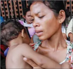  ?? HONG MENEA ?? A mothers brings her baby to Kantha Bopha Hospital for dengue treatment.