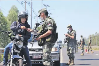  ??  ?? Efectivos militares realizaron ayer desde tempranas horas rigurosos controles de la circulació­n de vehículos en varios puntos del país, como en la Avenida Costanera de Asunción.