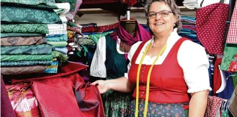  ??  ?? Die Dirndl Schneideri­n Maria Tyroller legt viel Wert auf hochwertig­e Stoffe und passende Farbkombin­ationen.