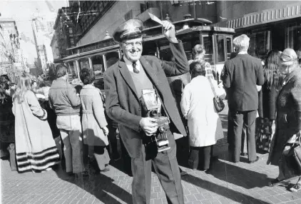  ?? Clem Albers / The Chronicle 1974 ?? Joseph Selle made his living for 50 years walking around San Francisco taking pictures and selling them to his random subjects. Selle, seen here at the cable car turnaround in 1974, took photos like the one below, shot in Union Square.