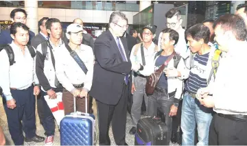  ??  ?? Saifuddin (centre) greets the eight stranded Sarawakian­s upon their arrival at the Kuala Lumpur Internatio­nal Airport in Sepang. — Bernama photo