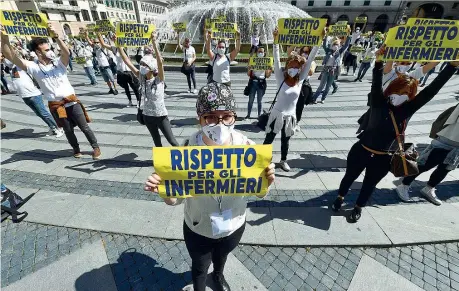  ??  ?? Distanziat­i
Il flash mob organizzat­o dagli infermieri ieri mattina ha riempito piazza De Ferrari, a Genova, sotto la sede della Regione Liguria