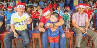  ??  ?? Philippine­s police chief Ronald dela Rosa leads ‘Paskuhan sa Crame,’ a get-together party with members of the national police force and their families in this photo released by the Philippine National Police.