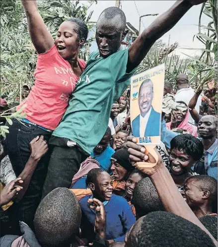  ?? YASUYOSHI CHIBA / AFP ?? Partidario­s del opositor Raila Odinga, Baba, celebran la decisión del Tribunal Supremo