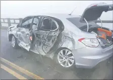  ??  ?? El camión se deslizó unos metros sobre el pavimento y rozó a un auto Citroën, cuyo ocupante salió ileso.