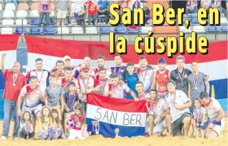  ?? ?? Delegación completa de San Bernardino FC que se llevó el título de la 1ª etapa de fútbol playa.