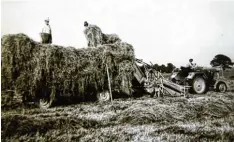  ??  ?? Mit dem Heuauflade­r ging die Ernte schon einfacher: Hermann Schmid (Mitte) im Jahr 1955 auf dem Wagen, seine Schwester Gertrud lenkt den Traktor der Marke Sulzer.