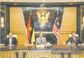 ?? ?? Abang Johari (centre), Uggah (left) and Nanta meet the press after the courtesy call.