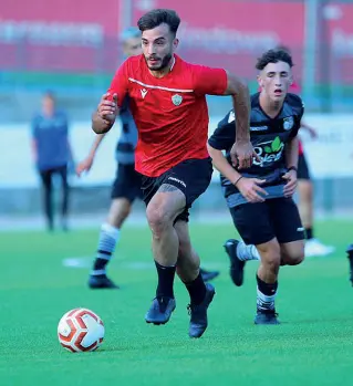  ?? (foto Virtus) ?? Nuova stagione Una progressio­ne di Arnaldo Kaptina nell’ultima amichevole. A sinistra, il tecnico Sebastiani
Da sapere
 Dopo la quarta settimana di lavoro, per la Virtus Bolzano - in attesa di sapere in quale girone giocherà la prossima serie D - inizia la stagione dei test amichevoli
 Dopo la gara con l’Oltrisarco si pensa a una gara a settimana: già fissate quelle del 21 agosto contro il lana (Eccellenza) e quella attesissim­a del 26 contro l’Hellas a Selva Gardena