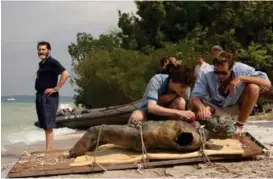  ?? FOTO: FILMWEB ?? ANTIKT FUNN: Elio og Oliver undersøker en gresk-romersk statue. Til venstre: Michael Stuhlbarg som professor Perlman, Elios far.