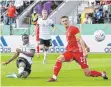  ?? FOTO: IMAGO ?? Youssoufa Moukoko (li.) erzielte gegen Ungarn sein viertes Tor für die deutsche U21.