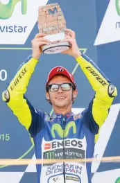  ??  ?? Valentino Rossi, 36 anni, con il trofeo sul podio