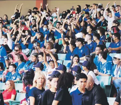  ?? ?? Estudiante­s de unas 14 escuelas superiores, públicas y privadas, de Caguas y otros municipios, llegaron ayer a las gradas del Estadio Yldefonso Solá Morales para el partido entre Caguas y Carolina. A la izquierda, el abridor de los Criollos, Derrick Adams, hace un lanzamient­o ante los Gigantes, que ganaron el juego, 8-0.