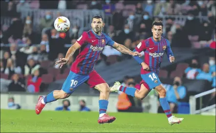  ?? FOTO: PEP MORATA ?? Agüero y Coutinho se mostraron muy felices con la victoria ante el Valencia y esperan poder dar más alegrías a la afición