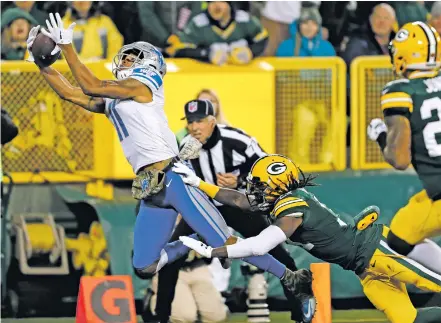  ?? MATT LUDTKE/THE ASSOCIATED PRESS ?? Lions wide receiver Marvin Jones catches a touchdown pass in front of Packers defender Davon House on Monday in Green Bay, Wis. The Lions snapped a three-game losing streak with a 30-17 win.