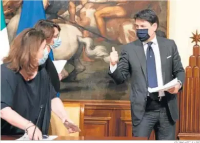  ?? FILIPPO ATTILI / EFE ?? El primer ministro italiano, Giuseppe Conte, antes ofrecer una rueda de prensa el jueves.