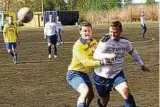  ??  ?? Im Duell der Tabellenna­chbarn trennten sich Oettersdor­f und Moßbach II :. Im Kampf um das Leder André Daßler (l.) und Lucas Spindler. Foto: Jürgen Müller