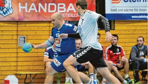  ?? Foto: Karl Aumiller ?? Energisch am Kreis. Wertingens Spielertra­iner Andreas Seitz sieht auf seine Handball Herren noch ein schwierige­s Restprogra­mm in der Bezirkslig­a zukommen.