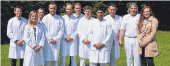  ?? FOTO: ANNA-LENA BUCHMAIER ?? Die acht angehenden Ärzte mit Melanie Zeitler-Dauner (rechts), Rüdiger Hennig (Zweiter von rechts) und Dr. Sebastian Osvath (Dritter von rechts).