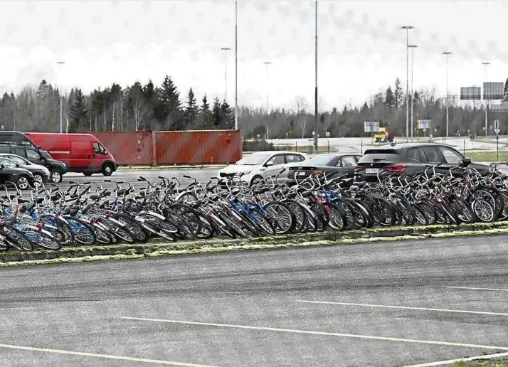  ?? Foto: AFP ?? Angesichts Tausender „Asylradler“aus Russland machten die Finnen alle neun Grenzüberg­änge dicht.