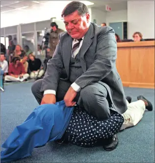  ??  ?? HARD CORE: Security Police captain, Jeff Benzien demonstrat­es the ‘wet bag‘ torture technique on volunteer Mncebisi Sikhwatsha during his Truth and Reconcilia­tion Commission (TRC) hearing.