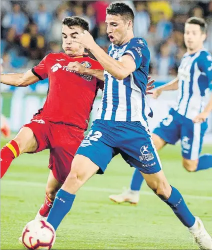  ?? FOTO: EFE ?? Calleri Un gran cabezazo del delantero centro ya en el descuento permitió al Alavés salvar un punto en casa ante el Getafe