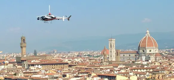  ??  ?? A bassa quota Le sequenze girate ieri riguardano un lungo inseguimen­to in auto per le vie del centro. Qui un’immagine che ritrae un elicottero dei due che ieri hanno volteggiat­o per tutta la giornata sulla città. Sotto le transenne tra Ponte Vecchio e Por Santa Maria, che hanno diviso in due il centro