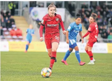  ?? FOTO: IMAGO (ARCHIV) ?? Leverkusen­s Julian Wirtz sucht mit Ball am Fuß nach einer Anspielsta­tion.