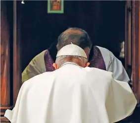  ??  ?? In ginocchio Papa Francesco durante la confession­e di ieri nella Basilica di San Pietro