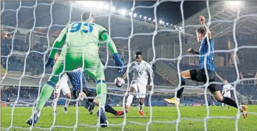  ??  ?? Ocasión de Vinicius contra la Atalanta en la ida de octavos de la Champions League, que la defensa local evita que acabe en gol.