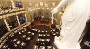  ?? / El Sol de Puebla ?? Con 22 votos a favor, se consiguió alargar los nombramien­tos en el Congreso de Gabriel Biestro y José Juan Espinosa.