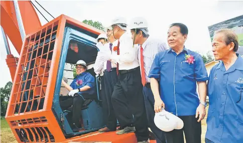  ??  ?? Abang Johari (left) performing the earth-breaking for the constructi­on of SJK(C) Kiew Nang new school building. Also seen are (from right) Thai King, Soon Koh and others.