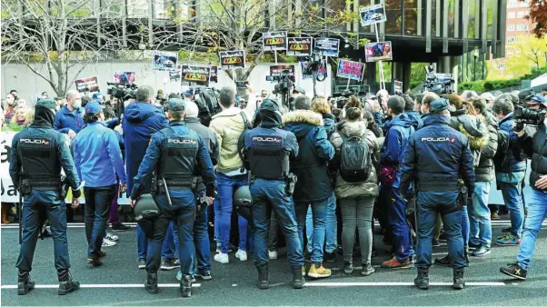  ?? JESÚS G. FERIA ?? Policías y guardias civiles salen a la calle para protestar contra la reforma de la Ley de Seguridad Ciudadana