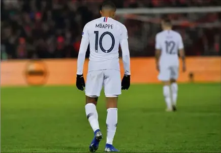  ?? (Photo AFP) ?? A l’image de Kylian Mbappé, trop esseulé et maladroit, la France n’a jamais fait illusion aux Pays-Bas.