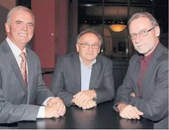  ??  ?? Marie-Antoine Roy, président du Syndicat des producteur­s de moutons de l’Estrie, en compagnie des représenta­nts de l’entreprise Val-Métal, Yvon Vallières, fondateur, et Michel Vachon, directeur des ventes.