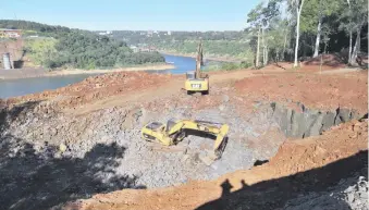  ??  ?? En el lado paraguayo las obras para el segundo puente se encuentran en la fase de excavación para la colocación de las bases de la pasarela internacio­nal.