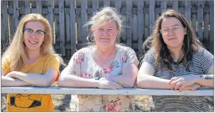  ?? JIM DAY/ THE GUARDIAN ?? Laine Smith, left, mom Colleen Larter, and younger sister Lauren Smith recently reflected on the effects of seeing Laine’s photo on an anonymous photo sharing website has had on their daily lives.