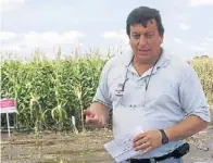  ??  ?? En su salsa. Fontanetto, en una de sus tantas charlas a campo. Muchas empresas e institucio­nes manifestar­on su pesar por la muerte del técnico, entre ellas Fertilizar y Aapresid.