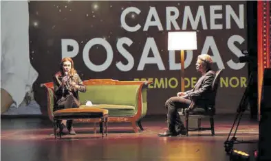  ?? ÁNGEL DE CASTRO ?? Carmen Posadas recibió ayer el Premio de Honor de Aragón Negro.