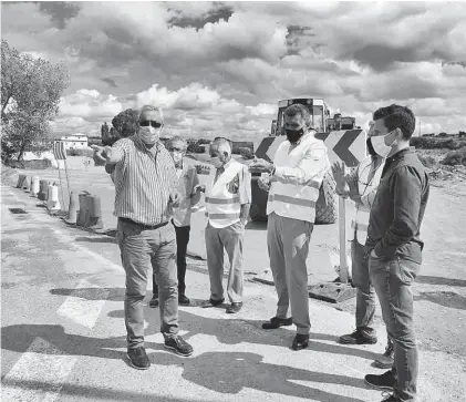  ??  ?? Carlos Carlos, izquierda, junto al alcalde y al diputado de Infraestru­cturas, ayer, en Coria.