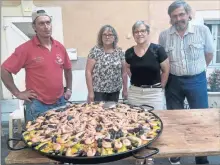  ??  ?? Domingo et sa paëlla, Marie-hélène et élus (Martine Ballester maire-adjoint et Alain Carillo conseiller municipal) au service.