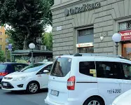  ??  ?? Il parcheggio dei taxi in piazza Beccaria dove è avvenuta la lite tra il tassista e i due ragazzi