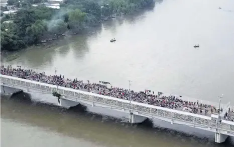  ??  ?? »Al menos un millar de migrantes permanecen aparcados en el puente fronterizo en espera de ser atendidos.