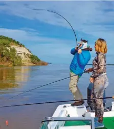  ??  ?? Dalma Bucalo mirando el momento justo cuando Aníbal Balher clavaba otro dorado. El frío no hizo mermar la pesca, al contrario, nos regaló un día bárbaro con pesca de cantidad y calidad.