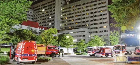  ?? Foto: Christoph Bruder ?? Rund 20 Fahrzeuge der Feuerwehr standen in der Nacht zum Donnerstag vor dem Augsburger Klinikum. Wegen es eines Schwelbran­des mussten 75 Patienten in Sicherheit gebracht werden.