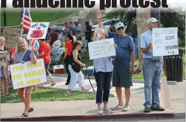  ?? Shelly Thorene
/ Union Democrat ?? A crowd gathered at Courthouse Square in Sonora on Monday to protest vaccine mandates (above and below).