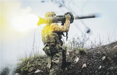  ?? Ap / roman chop ?? Un soldado ucraniano dispara un misil antitanque en una ubicación no revelada en la región de Donetsk, Ucrania.